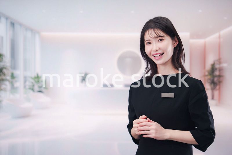 サロンで働く若い女性のスタッフ