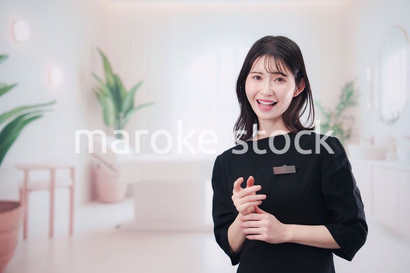 サロンで働く若い女性のスタッフ