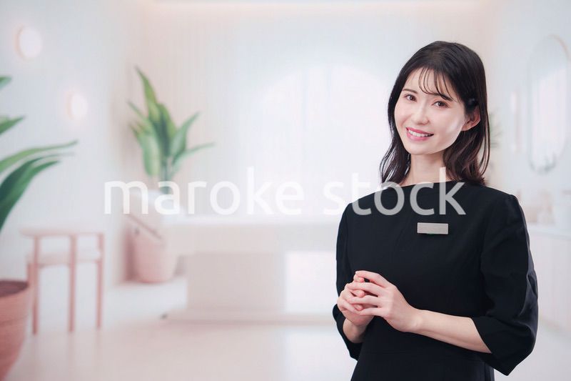 サロンで働く若い女性のスタッフ