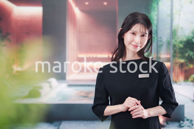 スパで働く若い女性
