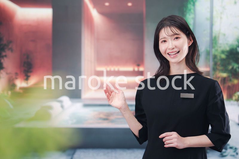 スパで働く若い女性