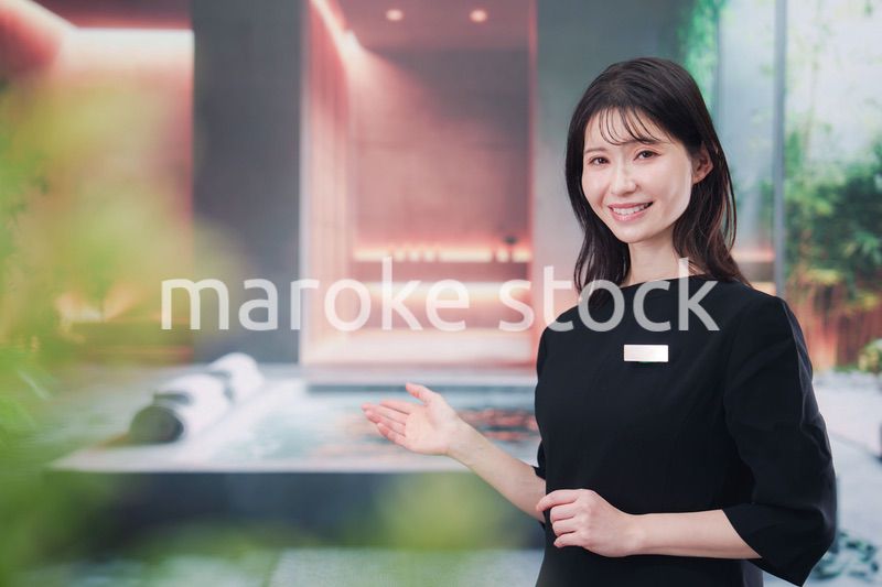 スパで働く若い女性