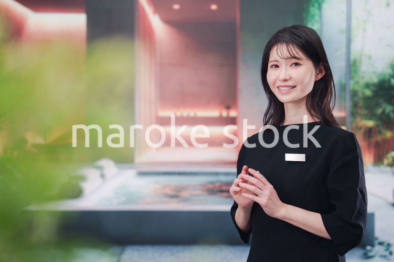 スパで働く若い女性