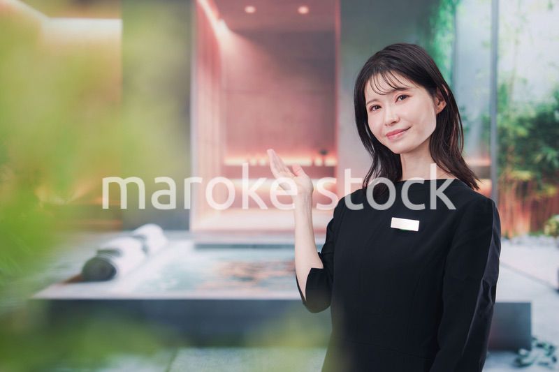 スパで働く若い女性