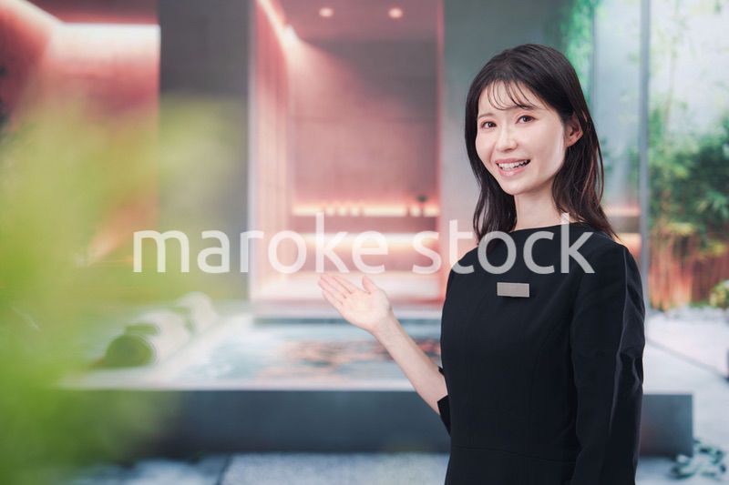 スパで働く若い女性