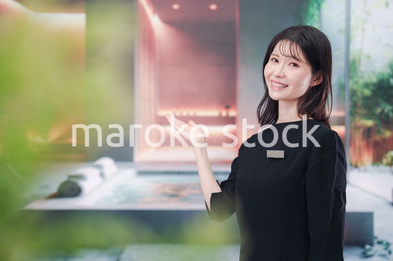 スパで働く若い女性
