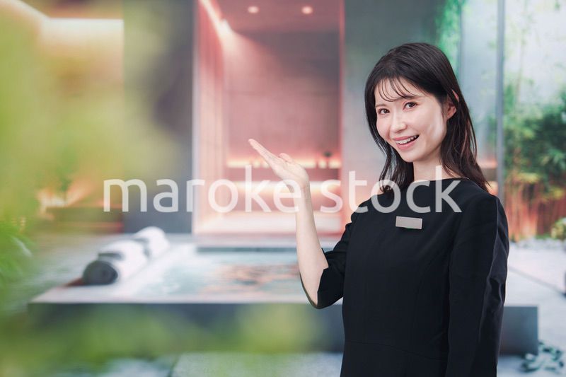 スパで働く若い女性