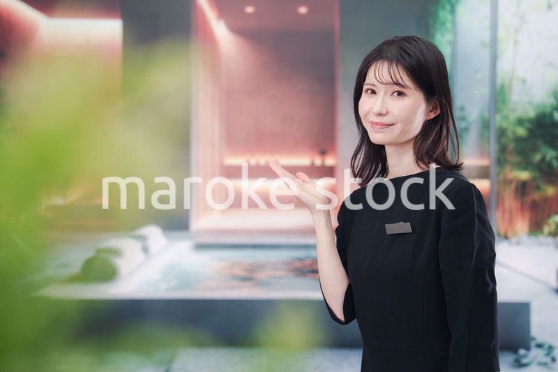 スパで働く若い女性