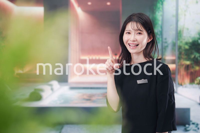 スパで働く若い女性