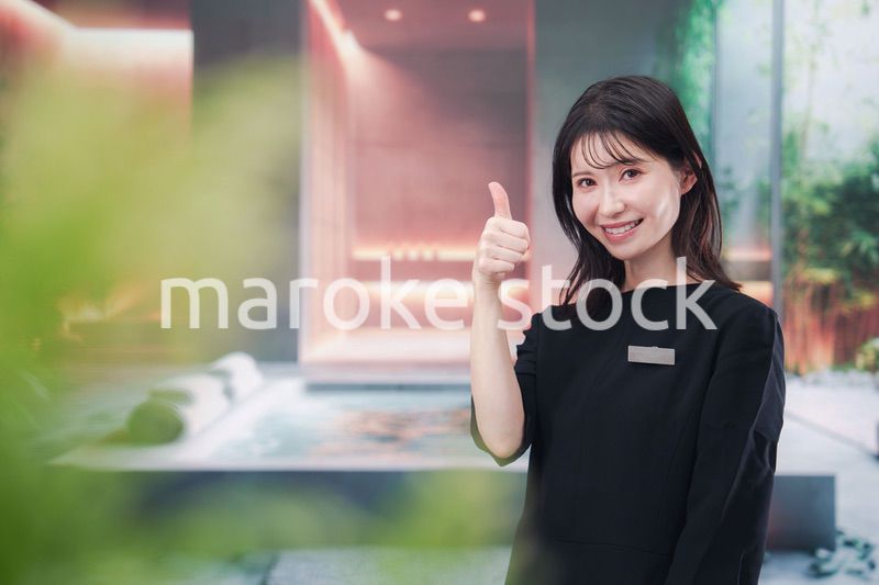 スパで働く若い女性