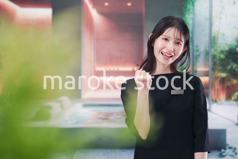 スパで働く若い女性