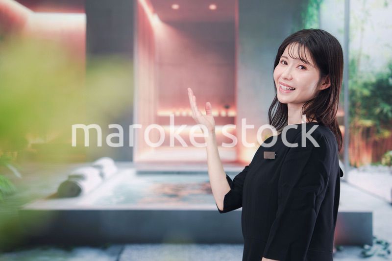 スパで働く若い女性