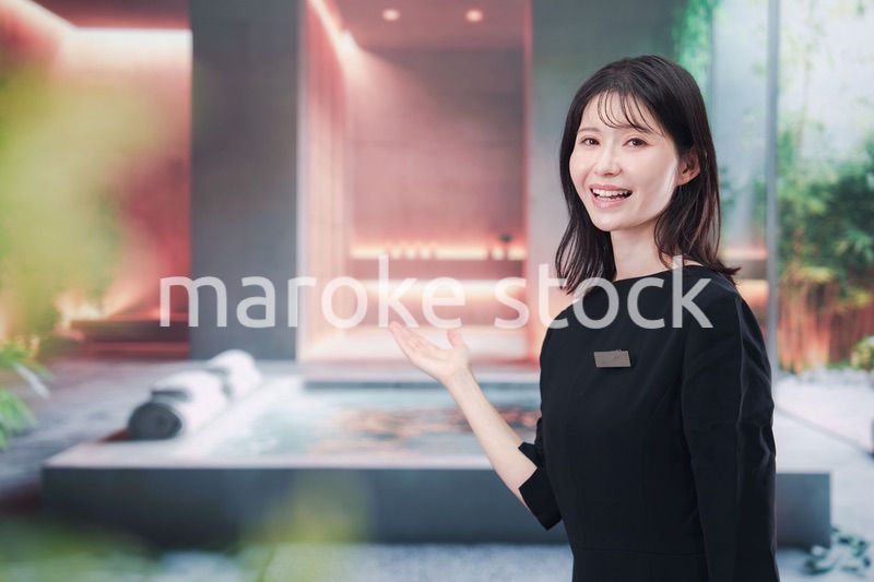 スパで働く若い女性
