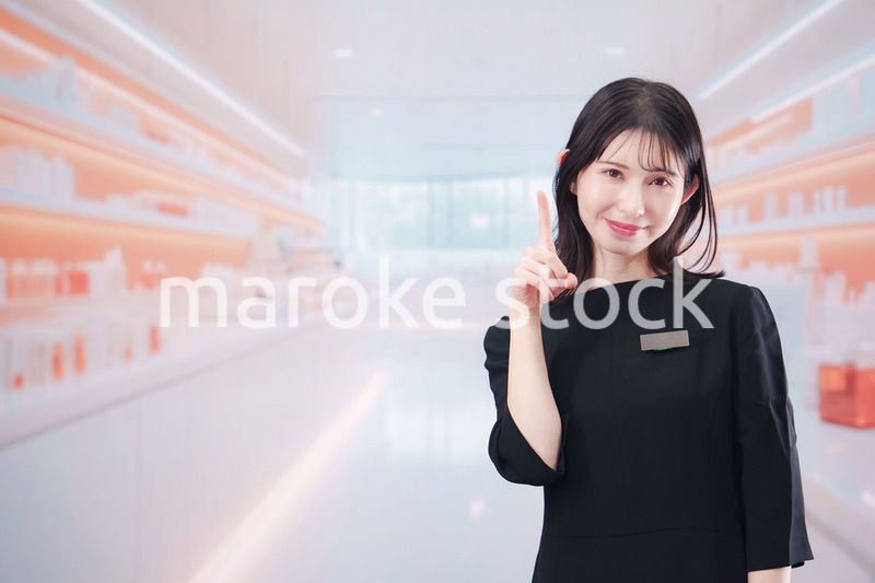 コスメストアで接客をする若い女性店員