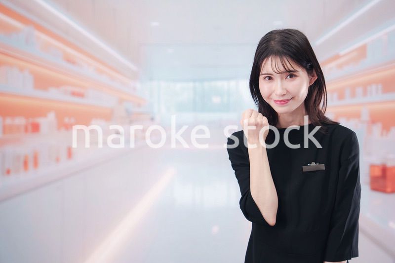 コスメストアで接客をする若い女性店員