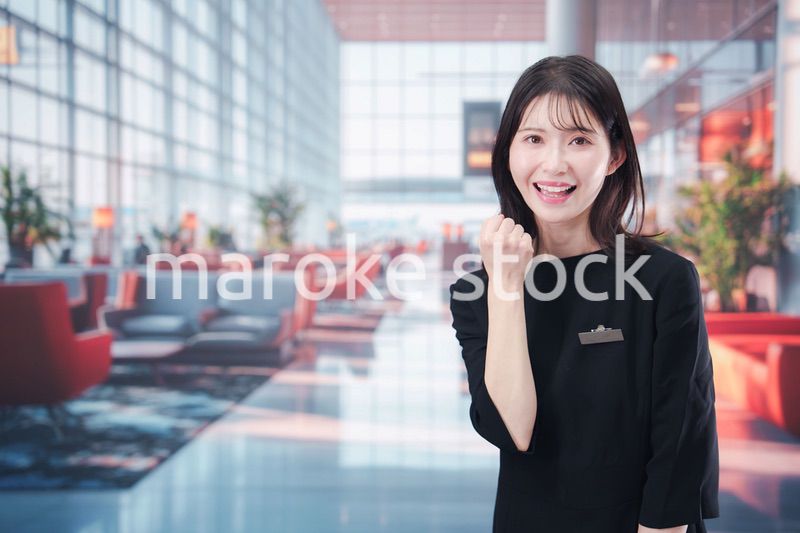 空港のラウンジで接客をする若い女性スタッフ