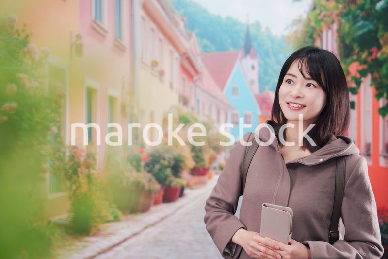 海外の街を一人で歩いて観光をする若い女性