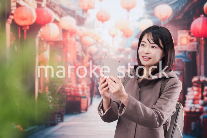 海外の街を一人で歩いて観光をする若い女性