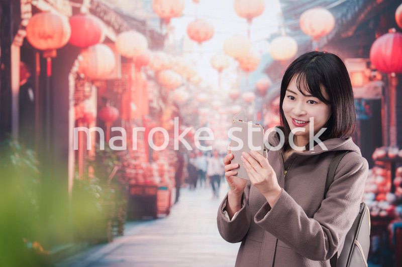 海外の街を一人で歩いて観光をする若い女性