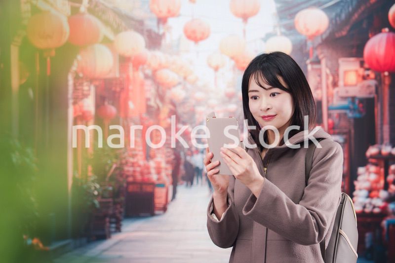 海外の街を一人で歩いて観光をする若い女性