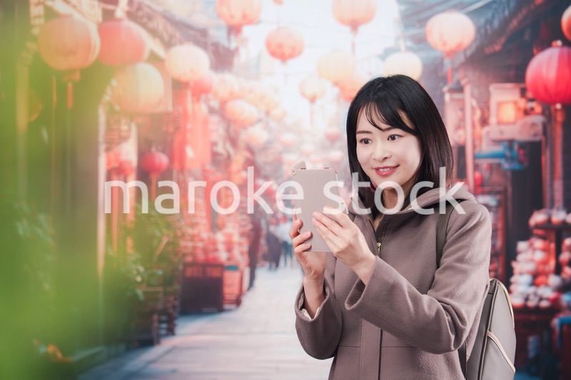 海外の街を一人で歩いて観光をする若い女性