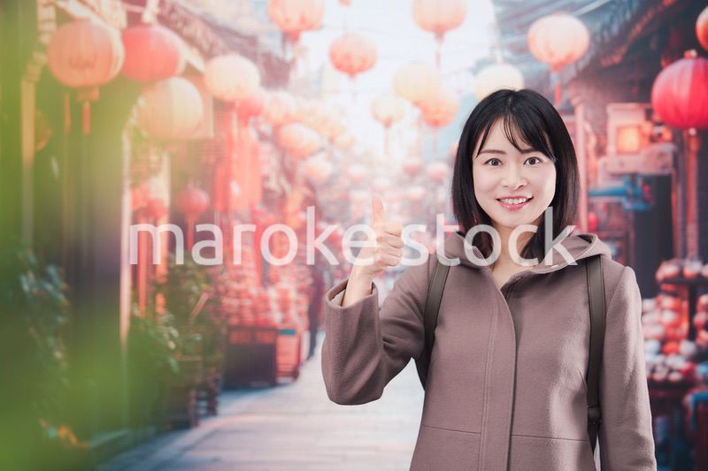 海外の街を一人で歩いて観光をする若い女性