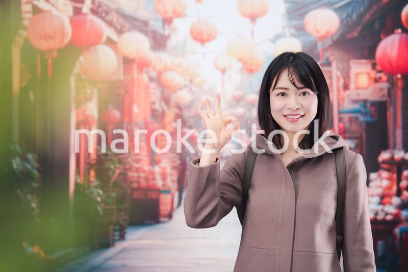 海外の街を一人で歩いて観光をする若い女性