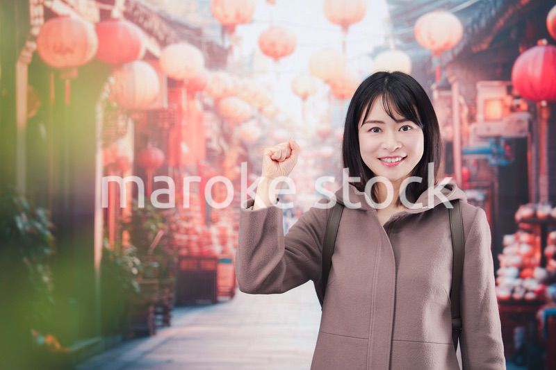 海外の街を一人で歩いて観光をする若い女性