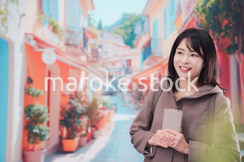 海外の街を一人で歩いて観光をする若い女性