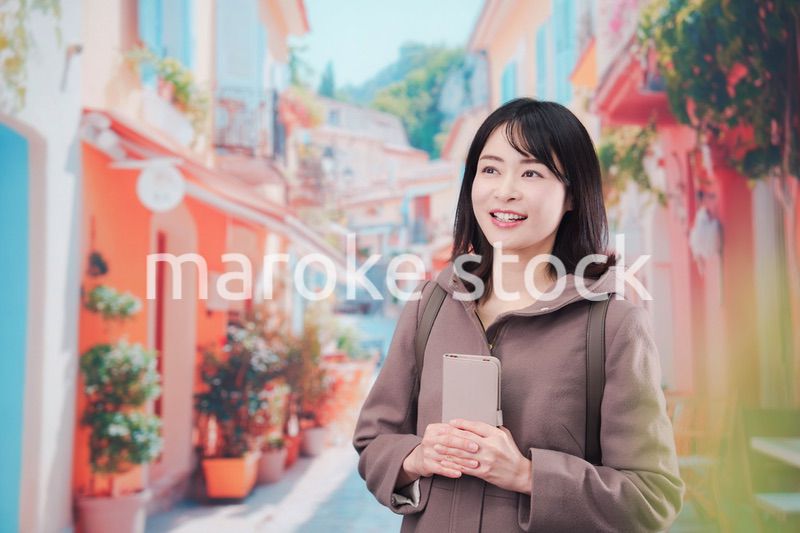 海外の街を一人で歩いて観光をする若い女性