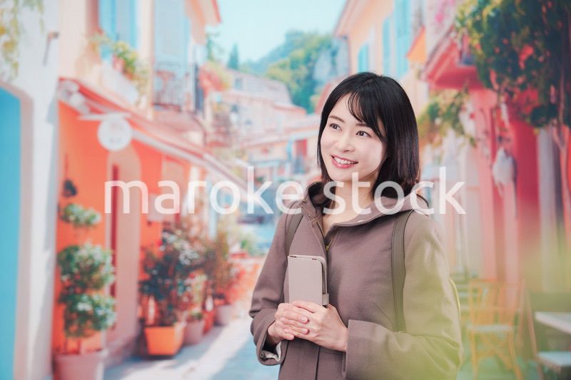 海外の街を一人で歩いて観光をする若い女性