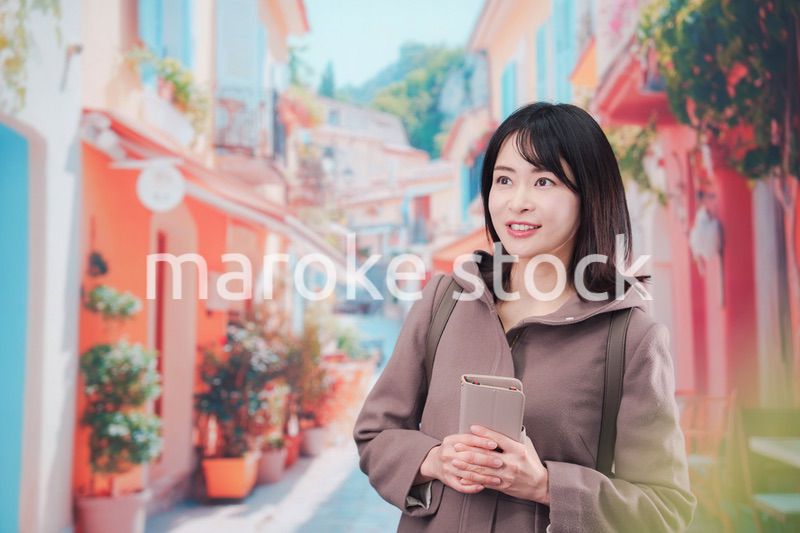 海外の街を一人で歩いて観光をする若い女性