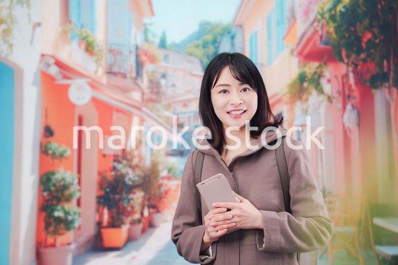 海外の街を一人で歩いて観光をする若い女性