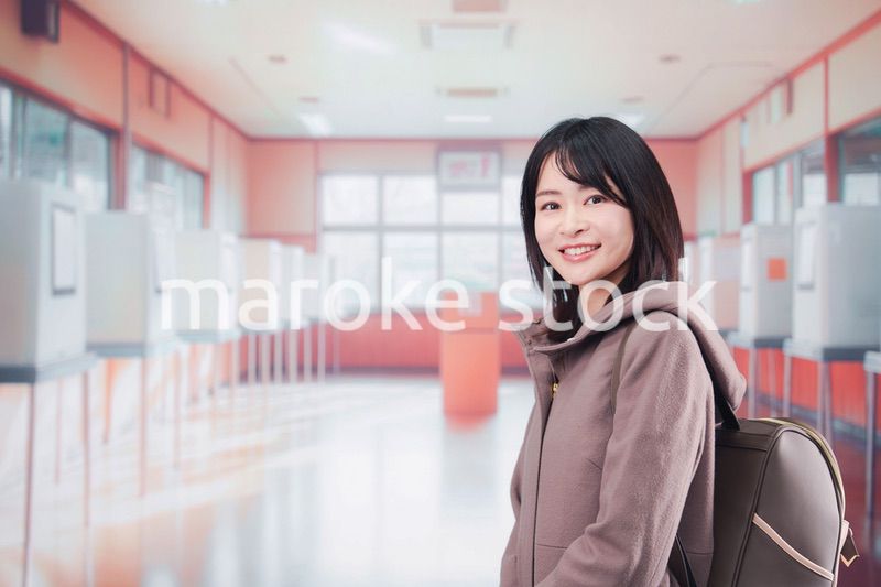 投票所で選挙の投票をする女性の有権者