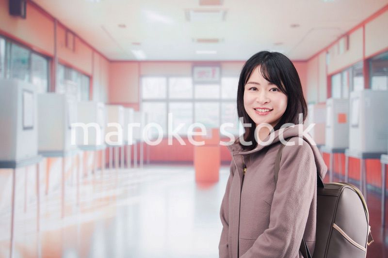 投票所で選挙の投票をする女性の有権者