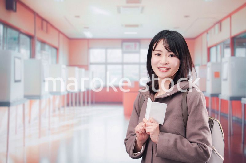 投票所で選挙の投票をする女性の有権者