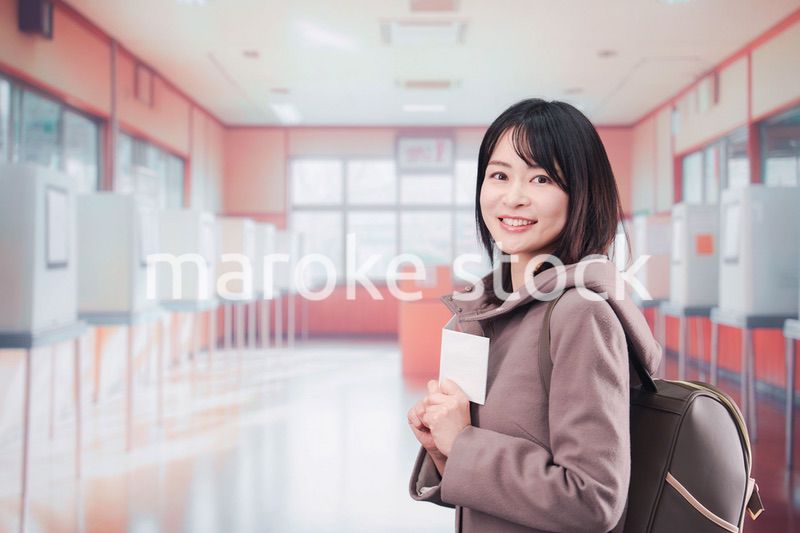 投票所で選挙の投票をする女性の有権者