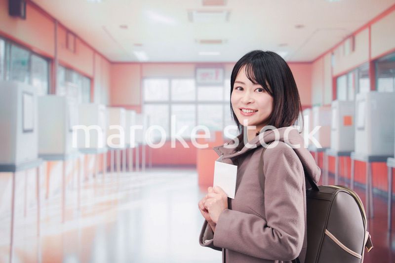 投票所で選挙の投票をする女性の有権者