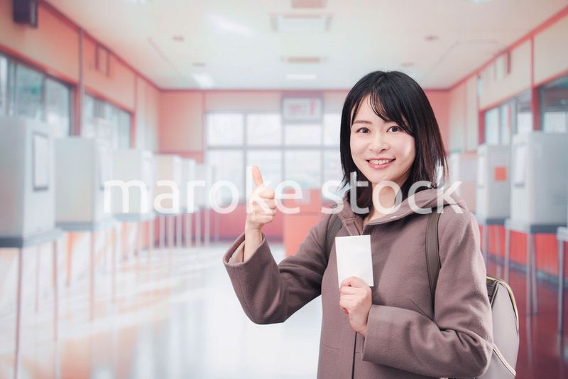 投票所で選挙の投票をする女性の有権者