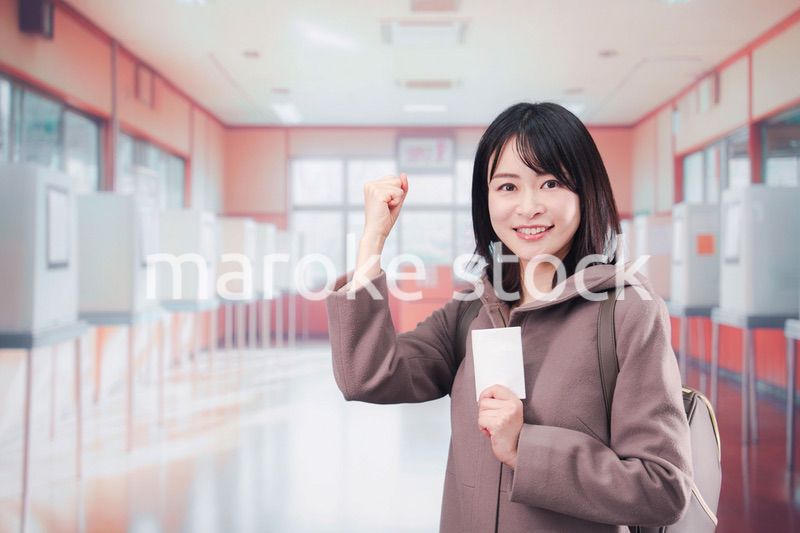 投票所で選挙の投票をする女性の有権者