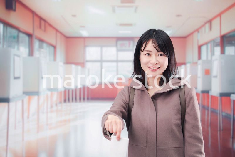 投票所で選挙の投票をする女性の有権者