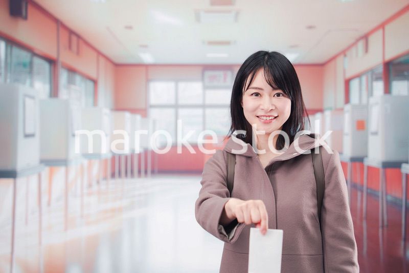 投票所で選挙の投票をする女性の有権者