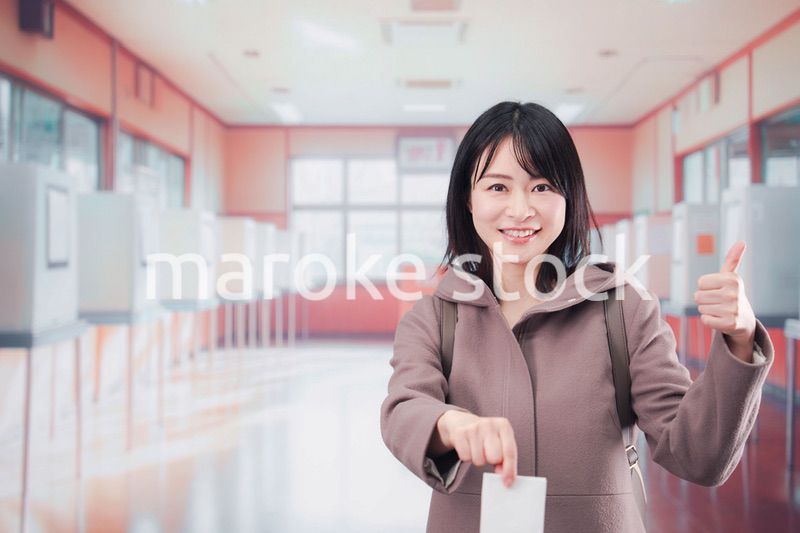 投票所で選挙の投票をする女性の有権者