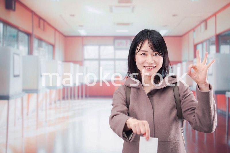 投票所で選挙の投票をする女性の有権者