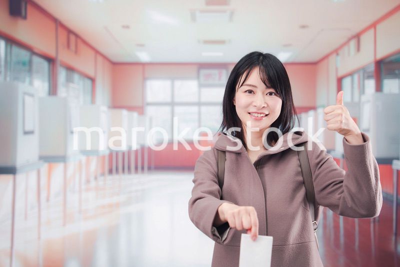 投票所で選挙の投票をする女性の有権者
