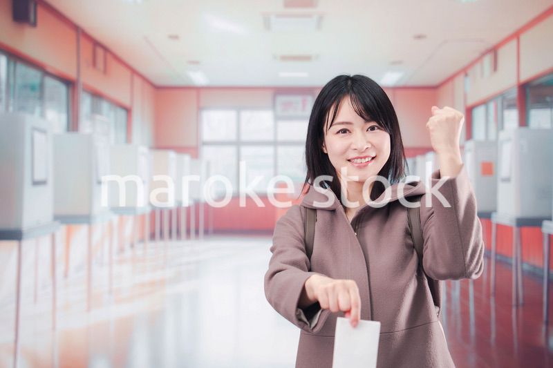 投票所で選挙の投票をする女性の有権者
