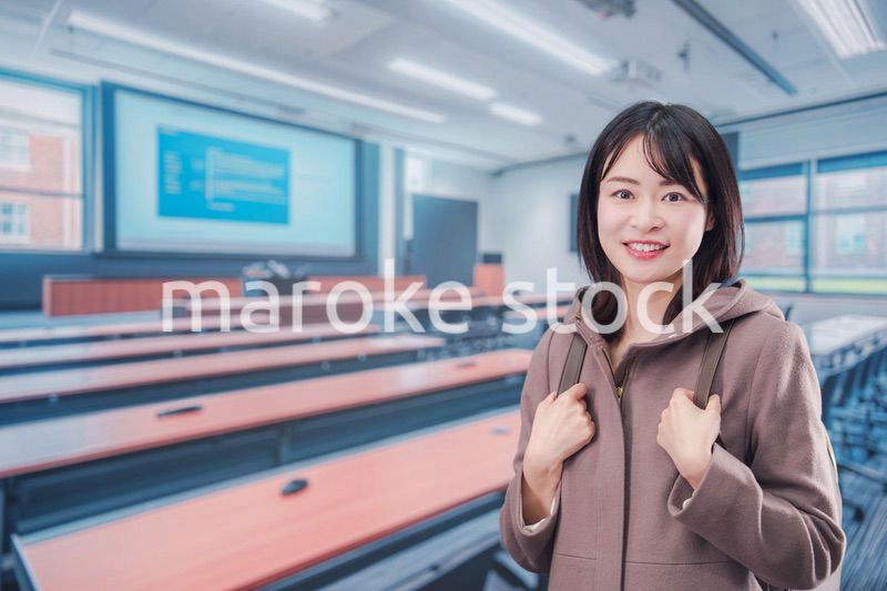 大学のキャンパスで笑顔の若い女性