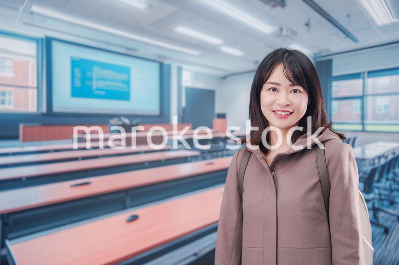 大学のキャンパスで笑顔の若い女性