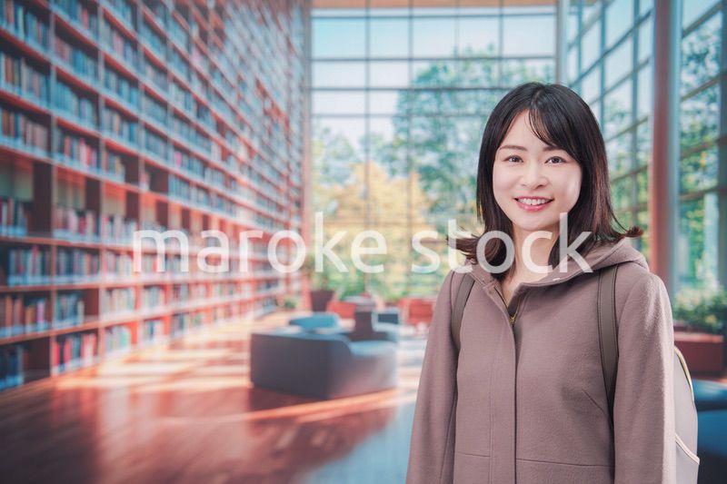 大学のキャンパスで笑顔の若い女性