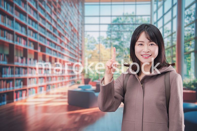 大学のキャンパスで笑顔の若い女性